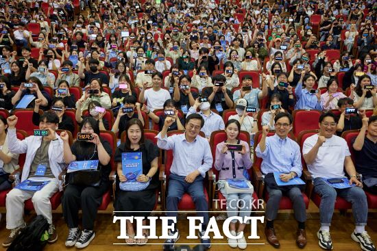 아주대학교 학생들과 기념촬영하는 김동연 경기도지사. /경기도