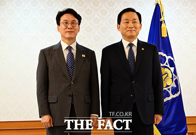 김민석 국무총리와 기념촬영하는 이두희 국방부 차관.