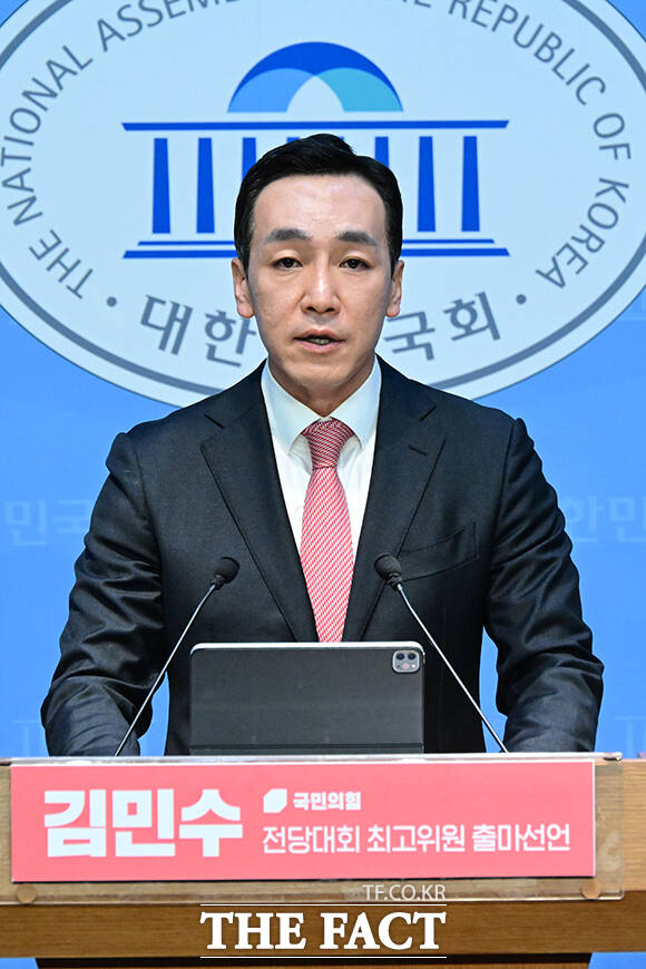 김민수 국민의힘 전 대변인이 31일 오전 서울 여의도 국회 소통관에서 기자회견을 열고 최고위원 출마를 선언하고 있다. /국회=남윤호 기자