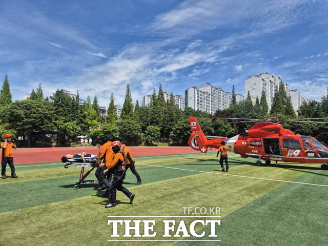 30일 태조산에서 발생한 온열질환 환자를 헬기를 이용 병원으로 이송하고 있다. /천안동남소방서