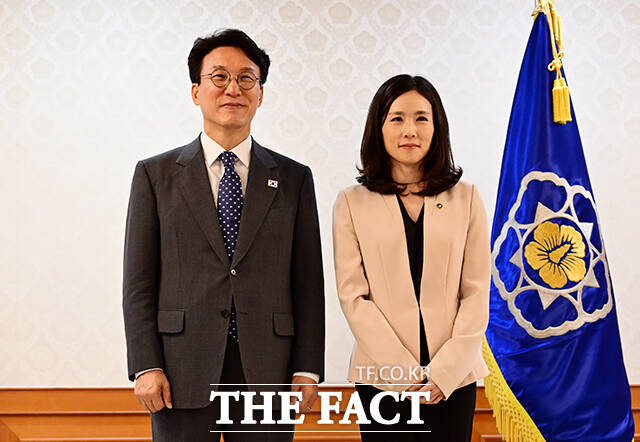 김민석 국무총리와 기념촬영하는 김진아 외교부 2차관.