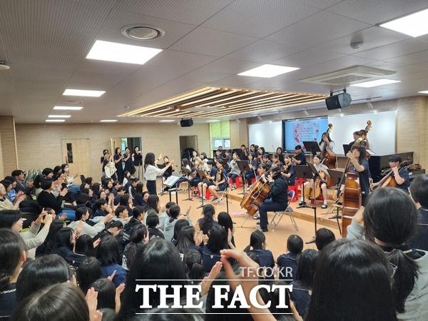 스승의날 축하공연이 열리고 있는 한밭여중 오케스트라실./대전시교육청