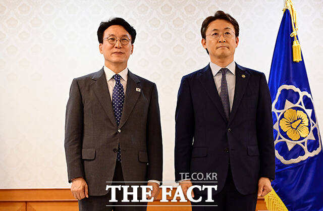 김민석 국무총리와 기념촬영하는 권대영 금융위원회 부위원장.