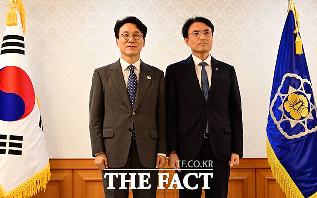 김민석 국무총리와 기념촬영하는 권창준 고용노동부 차관.