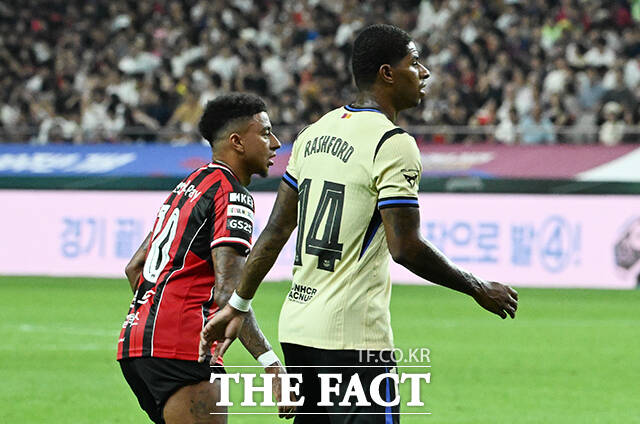 FC서울과 FC바르셀로나의 친선경기가 31일 오후 서울 마포구 서울월드컵경기장에서 열린 가운데 마커스 래시포드와 린가드가 공을 바라보고 있다. /서울월드컵경기장=박헌우 기자