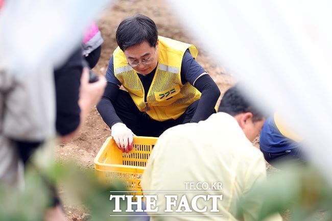 31일 오전 김동연 경기도지사가 가평군 호우피해 지역에서 수해 복구 자원봉사를 하고 있다. /경기도
