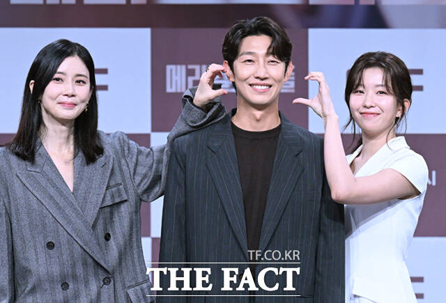 배우 이보영 강기영 윤가이(왼쪽부터)가 31일 서울 마포구 상암동 MBC 골든마우스홀에서 열린 MBC 새 금토드라마 메리 킬즈 피플 제작발표회에 참석해 포즈를 취하고 있다. 메리 킬즈 피플은 오는 8월 1일 밤 10시 첫 방송한다. /이새롬 기자