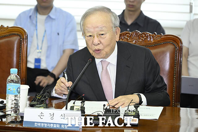 손경식 한국경영자총협회 회장이 31일 오전 서울 마포구 경총회관에서 열린 노동조합법 개정 관련 긴급 기자회견에서 발언하고 있다. /장윤석 기자