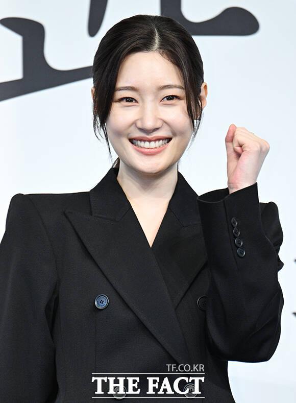 배우 이학주와 전혜빈, 김재홍 감독, 배우 정채연, 이진욱(왼쪽부터)이 31일 오후 서울 구로구 더 링크 호텔 서울에서 열린 JTBC 토일 드라마 '에스콰이어: 변호사를 꿈꾸는 변호사들' 제작발표회에 참석해 포즈를 취하고 있다. /박헌우 기자