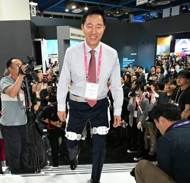 서울시는 오는 9월 30일부터 10월 2일까지 코엑스에서 제2회 스마트라이프위크를 개최한다. 사진은 스마트라이프위크(SLW) 2024 행사에서 오세훈 서울시장이 약자동행 기술을 체험하고 있다. /서울시