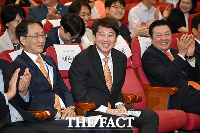 개혁신당 당대표 선거에 단독 출마한 이준석 의원이 27일 오후 서울 여의도 국회 의원회관 대회의실에서 열린 개혁신당 제2차 전당대회에서 당대표 당선 후 기뻐하고 있다./남용희 기자