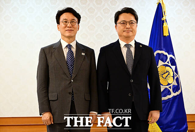 김민석 국무총리와 기념촬영하는 문신학 산업통상자원부 1차관.