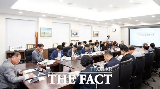 지난 30일 경기 파주시의 상생경제 플랫폼 구축 타당성 검토 및 기본계획 수립 연구용역 착수보고회에 참석한 김경일 경기 파주시장(왼쪽)을 비롯한 관계자들이 향후 일정 등에 대해 논의하고 있다./파주시