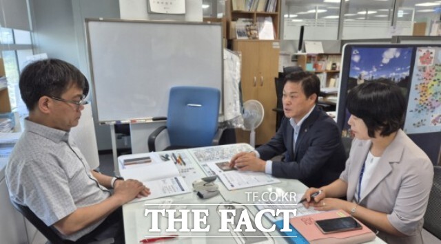 이학수 정읍시장은 30일 기획재정부를 직접 방문하여 문화예산과장 등 기재부 담당 과장에게 지역 균형 발전과 시민들의 삶의 질 향상을 위한 2026년도 국가예산 중점사업에 대한 국비 지원을 요청했다. /정읍시