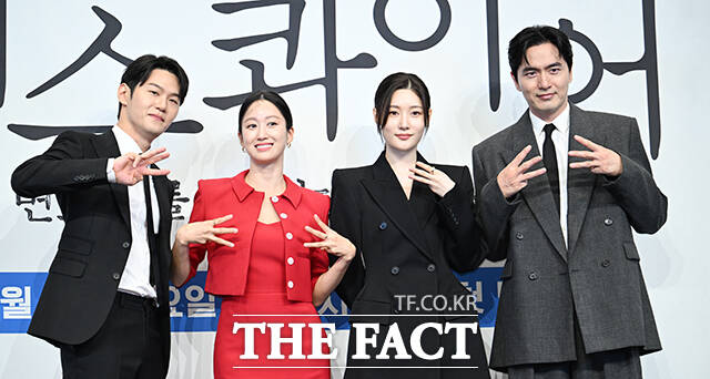 배우 이학주와 전혜빈, 김재홍 감독, 배우 정채연, 이진욱(왼쪽부터)이 31일 오후 서울 구로구 더 링크 호텔 서울에서 열린 JTBC 토일 드라마 '에스콰이어: 변호사를 꿈꾸는 변호사들' 제작발표회에 참석해 포즈를 취하고 있다. /박헌우 기자