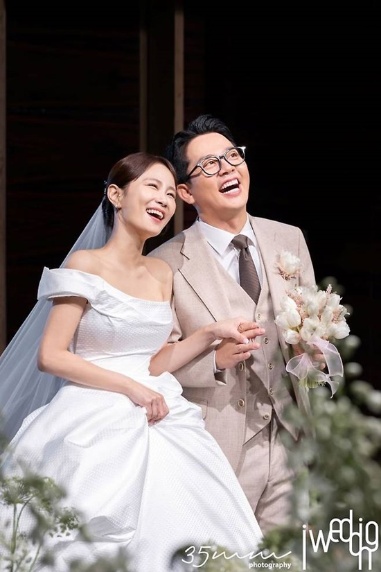 김준호는 '미우새', '돌싱포맨'을 통해 김지민과의 열애를 예능으로 소비하면서 식상하다는 반응이 나왔다. 사진은 지난 13일 오후 6시 서울 강남 코엑스몰에 위치한 인터컨티넨탈 파르나스 호텔에서 결혼식을 올린 김준호, 김지민 부부. /아이웨딩