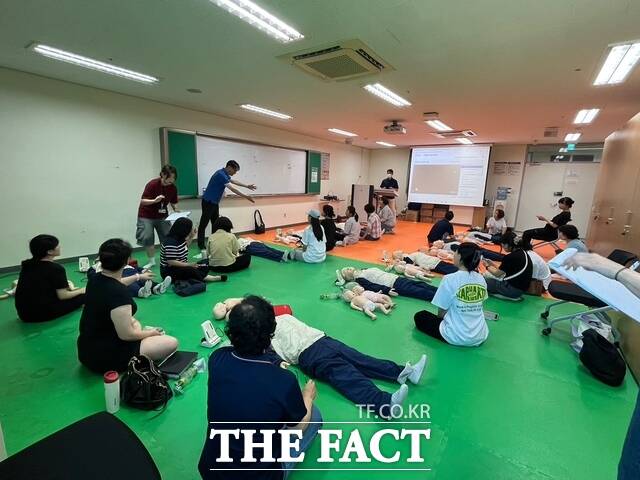 30일 국립공주대학교에서 도내 보건교사들을 대상으로 심폐소생술(BLS/KBLS) 연수가 진행되고 있다. /충남교육청