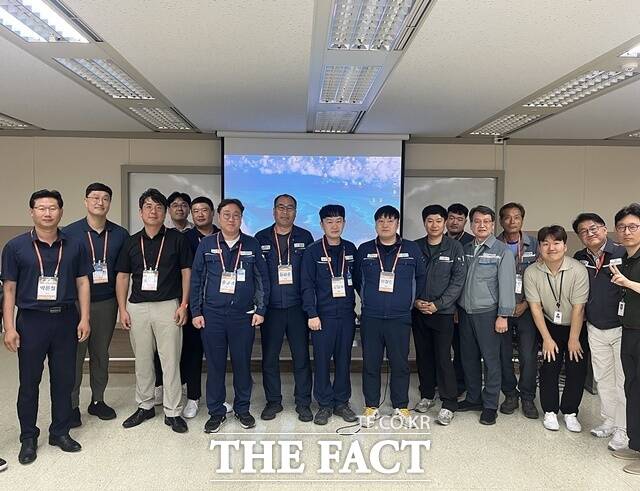 한화오션과 참여한 협력사 임직원들이 TOP 상생협력 활동에 대한 교육을 마치고 기념 촬영을 하고 있다. /한화오션