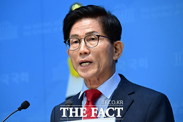 국민의힘 당권주자 김문수 전 고용노동부 장관이 31일 오전 서울 여의도 국회 소통관에서 기자회견을 열고 비전과 공약을 발표하고 있다. /국회=남윤호 기자