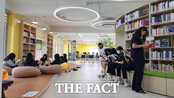 독서 토론 수업 진행중인 한밭여중 열린도서관의 모습./대전시교육청