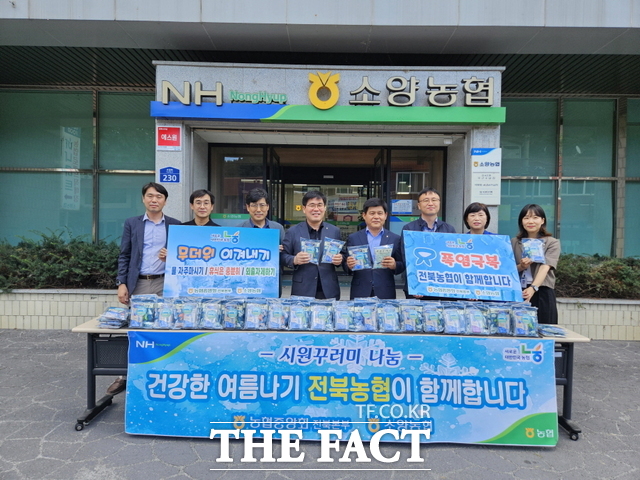 이정환 전북농협 총괄본부장 등이 완주 소양농협을 찾아 폭염에 어려움을 겪고 있는 농업인들에게 쿨링키트를 전달했다. /전북농협