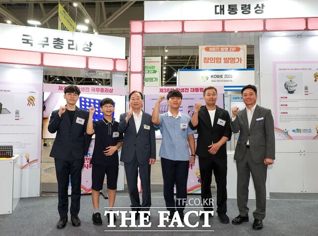 31일 설동호 교육감이 제38회 대한민국학생발명전시회 청소년 발명 페스티벌 행사에 참석해 대통령상 등을 수상한 학생들과 기념촬영을 하고 있다. /대전시교육청