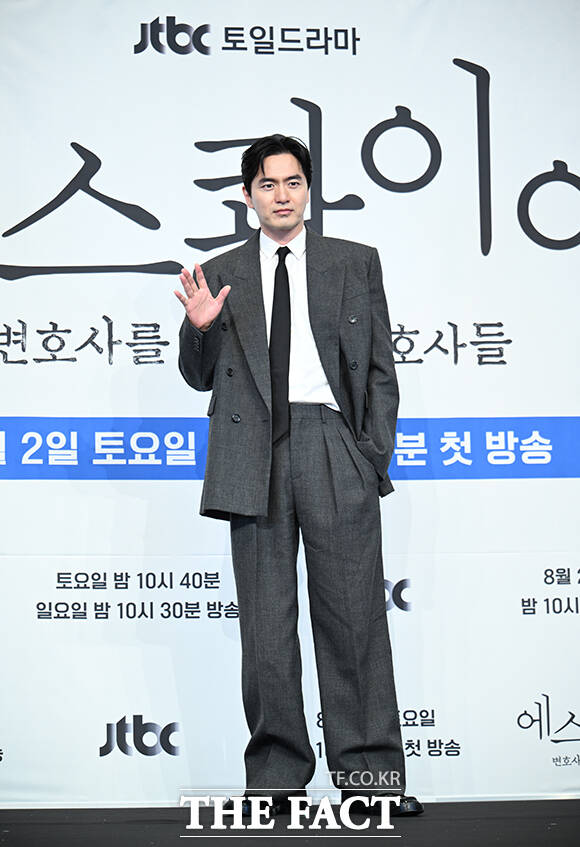 배우 이학주와 전혜빈, 김재홍 감독, 배우 정채연, 이진욱(왼쪽부터)이 31일 오후 서울 구로구 더 링크 호텔 서울에서 열린 JTBC 토일 드라마 '에스콰이어: 변호사를 꿈꾸는 변호사들' 제작발표회에 참석해 포즈를 취하고 있다. /박헌우 기자