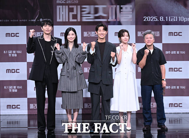 배우 이민기 이보영 강기영 윤가이 권해효(왼쪽부터)가 31일 서울 마포구 상암동 MBC 골든마우스홀에서 열린 MBC 새 금토드라마 메리 킬즈 피플 제작발표회에 참석해 포즈를 취하고 있다. /이새롬 기자