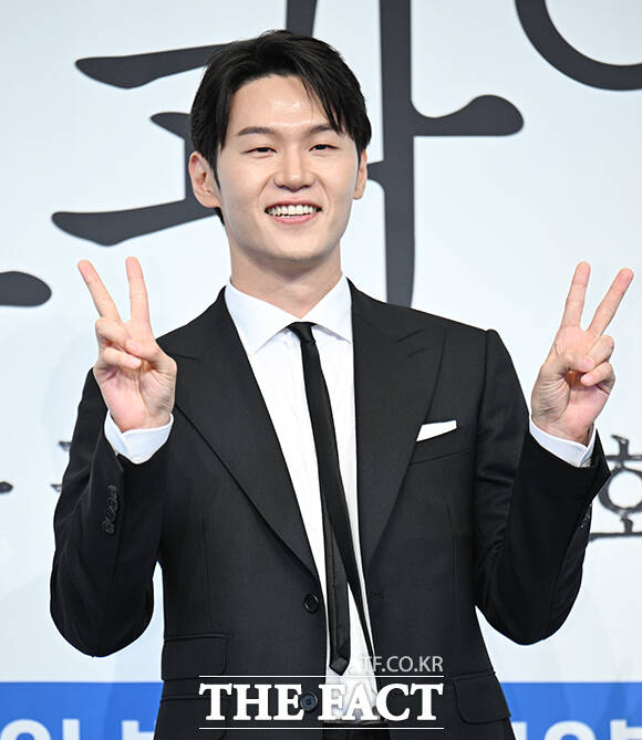 배우 이학주와 전혜빈, 김재홍 감독, 배우 정채연, 이진욱(왼쪽부터)이 31일 오후 서울 구로구 더 링크 호텔 서울에서 열린 JTBC 토일 드라마 '에스콰이어: 변호사를 꿈꾸는 변호사들' 제작발표회에 참석해 포즈를 취하고 있다. /박헌우 기자
