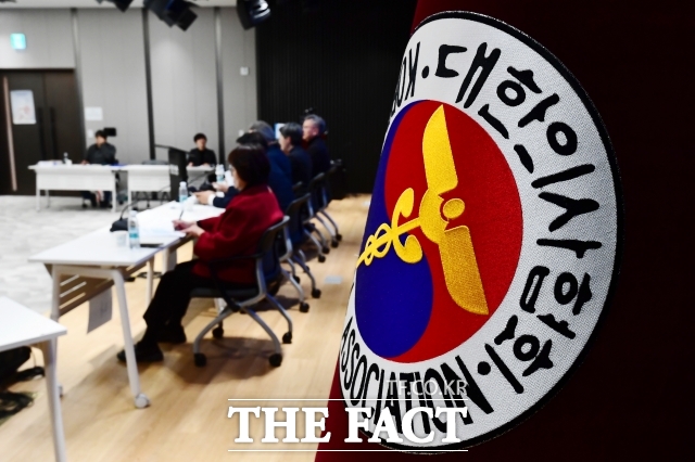 대한의사협회(의협)는 31일 복귀하는 의과대학 학생들에게 사과를 요구하는 국민 여론에 대해 사과 요구가 과연 정당한 것인가를 주의 깊게 봐야 한다고 밝혔다./장윤석 기자