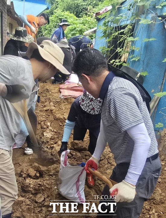 이응우 계룡시장이 충남 예산군 고덕면 일원에서 수해복구 작업하고 있는 모습 /계룡시
