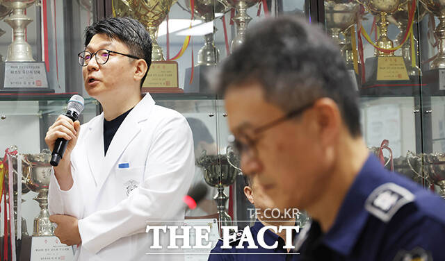 질의에 답변하는 서울구치소 의료소장.