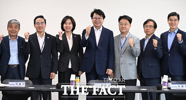 31일 오후 서울 종로구 정부서울청사 창성동 별관 기획분과 회의실에서 국민통합을 위한 경청 간담회가 열린 가운데 이한주 국정기획위원장(가운데)을 비롯한 참석자들이 기념촬영하고 있다./이새롬 기자