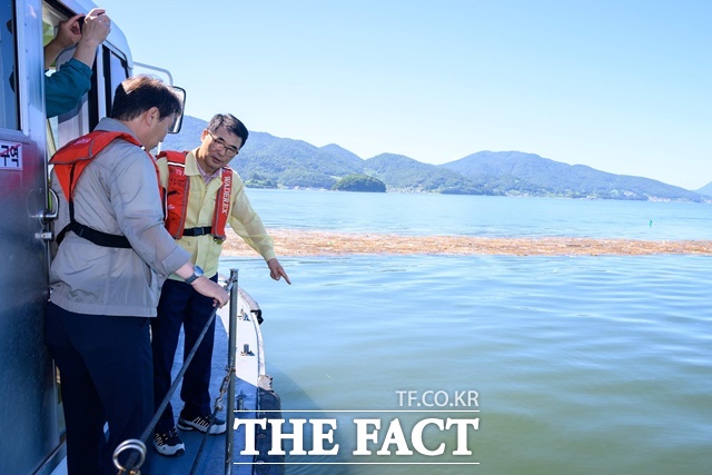 장충남 남해군수가 집중호우로 바다에 유입된 해양 쓰레기로 인한 피해 현장을 점검하고 있다. /남해군