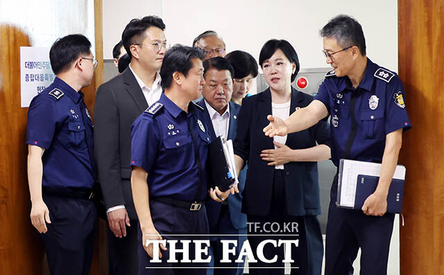 김현우 서울구치소장 안내 받는 전현희 총괄위원장.