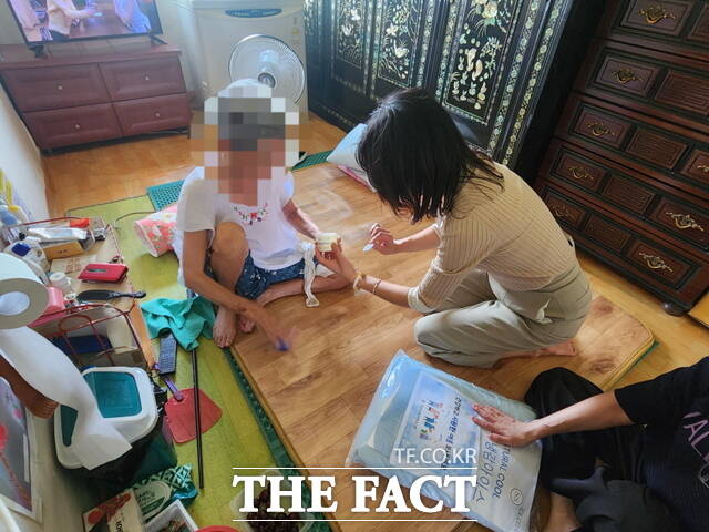 윤은미 천안시 복지정책국장이 성환읍, 신안동 일대 쪽방촌을 찾아 폭염 취약계층의 주거상태 등을 확인했다./천안시