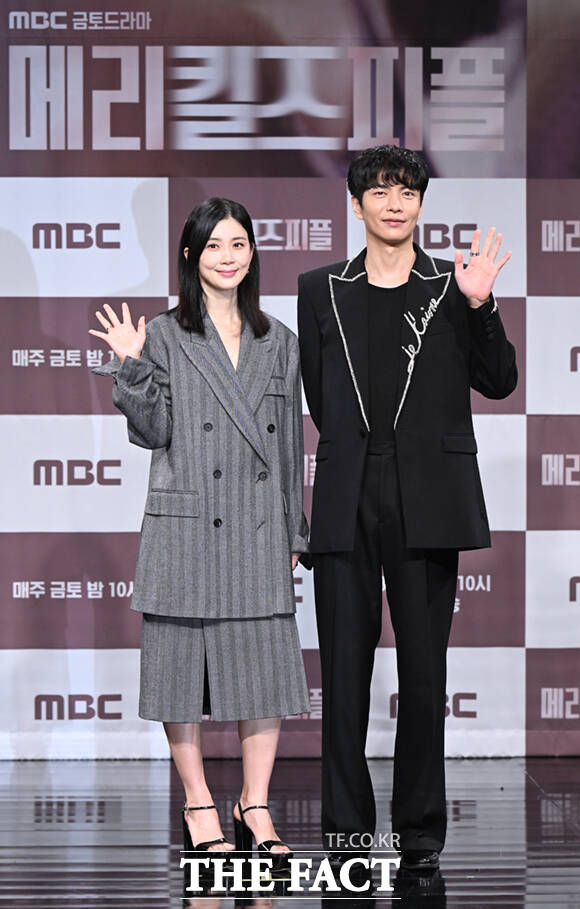 배우 이보영(왼쪽)과 이민기는 31일 서울 마포구 상암동 MBC 골든마우스홀에서 열린 MBC 새 금토드라마 메리 킬즈 피플 제작발표회에서 조력 사망이라는 소재에 끌려 작품을 선택했다고 전했다. /이새롬 기자