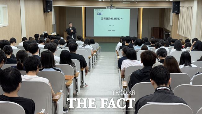 박경철 경기연구원 부원장이 교통 정책의 정의란 무엇인가를 주제로 고양시 백석고등학교에서 강연하고 있다./경기연구원