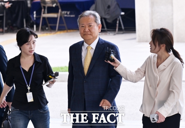 이상민 전 행정안전부 장관이 25일 오전 서울 서초구 서울고등검찰청에 마련된 내란 특검 사무실에 피의자 신분으로 출석하고 있다. /이새롬 기자