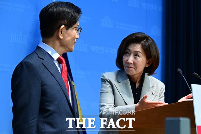 이날 김문수 전 장관의 기자회견 도운 나경원 의원이 김 전 장관을 소개하며 자리를 안내하고 있다.