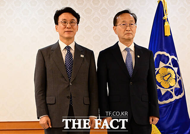 김민석 국무총리와 기념촬영하는 김남중 통일부 차관.