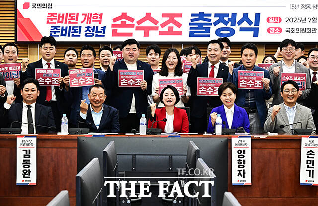 손수조 국민의힘 청년최고위원 후보(아랫줄 가운데)와 이정현 전 새누리당 대표(아랫줄 왼쪽 두번째), 양향자 국민의힘 최고위원 후보(아랫줄 왼쪽 네번째)가 31일 오후 서울 여의도 국회 의원회관 제2세미나실에서 열린 청년당원과 함께 하는 손수조 출정식에 참석해 기념사진 촬영을 하고 있다. /국회=배정한 기자