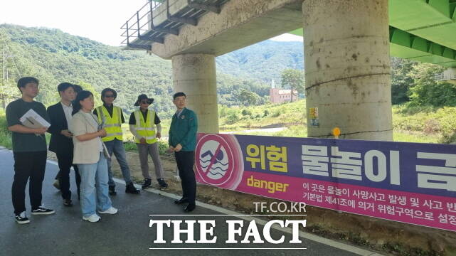 김하균 행정부시장이 31일 여름철 취약 현장 등 5곳을 점검하고 있다. /세종시