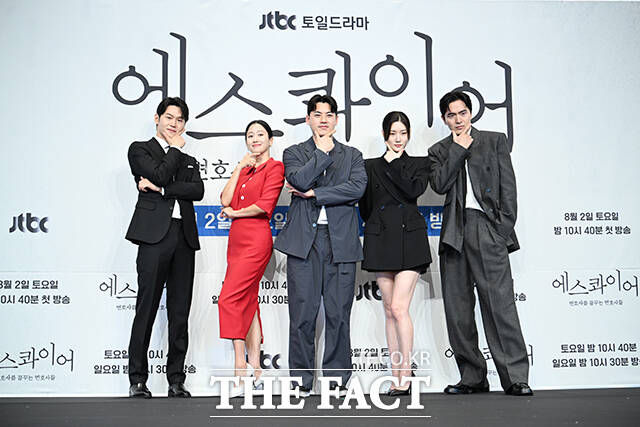 배우 이학주 전혜빈, 김재홍 감독, 배우 정채연 이진욱(왼쪽부터)이 31일 오후 2시 서울 구로구 더 링크 호텔 서울에서 열린 JTBC 토일 드라마 에스콰이어: 변호사를 꿈꾸는 변호사들 제작발표회에 참석해 다양한 이야기를 나눴다. /박헌우 기자
