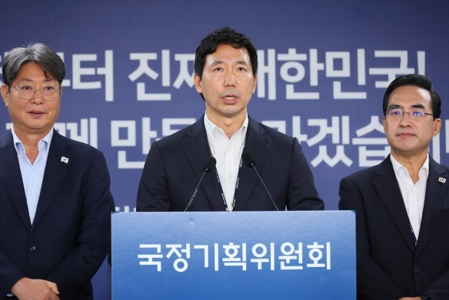 국정기획위원회가 31일 위반 건축물에 대한 합리적 관리 방안을 신속추진과제로 선정해 대통령실에 제안했다고 밝혔다. 왼쪽부터 이춘석 경제2분과장, 이정헌 기획위원, 박홍근 국정기획분과장이 이날 오전 서울 종로구 정부서울청사 창성동 별관에서 관련 브리핑을 하는 모습./국정기획위원회