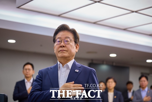이재명 대통령이 30일 용산 대통령실에서 주재한 비상경제점검TF 3차 회의에서 국기에 대한 경례를 하고 있다. /대통령실