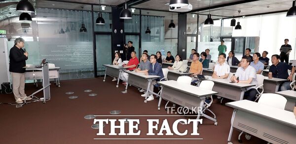 대전시의회가 디지털 기술을 활용한 정책 소통과 의정 역량 강화를 위해 지난 29일부터 31일까지 제주도에서 2025년 전체 의원 정기 의정연수를 실시했다. 사진은 IT기업 카카오 본사를 방문해 IT 산업의 현재와 미래에 대한 강의를 듣고 있는 모습. /대전시의회