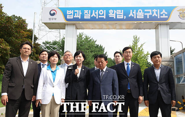 윤석열 전 대통령이 수감된 서울구치소 방문한 3대특검(내란·김건희·순직해병) 종합대응 특별위원회.