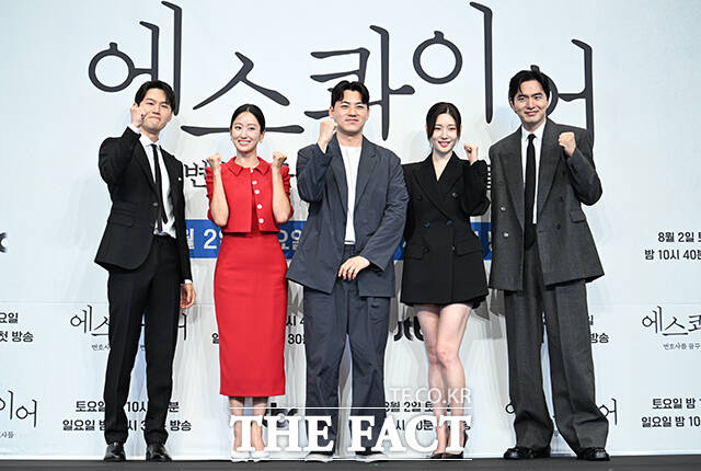 배우 이학주와 전혜빈, 김재홍 감독, 배우 정채연, 이진욱(왼쪽부터)이 31일 오후 서울 구로구 더 링크 호텔 서울에서 열린 JTBC 토일 드라마 '에스콰이어: 변호사를 꿈꾸는 변호사들' 제작발표회에 참석해 포즈를 취하고 있다. /박헌우 기자