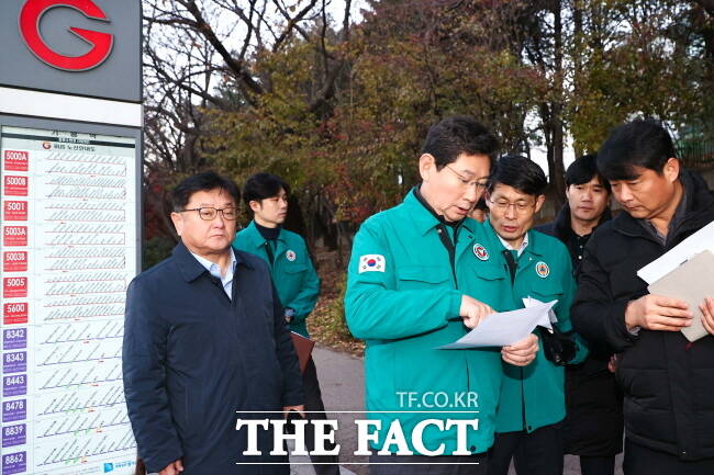 이상일(앞줄 가운데) 용인시장이 지난해 12월 5일 기흥역 버스정류장에서 광역버스 운행 상황을 점검하는 모습./용인시